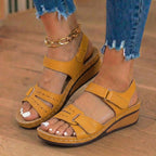 Orthopädische Leder-Keilsandalen - Perforiertes Detail & Klettriemen