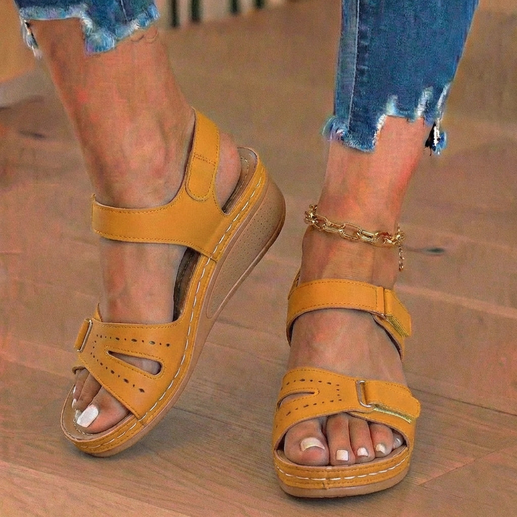 Orthopädische Leder-Keilsandalen - Perforiertes Detail & Klettriemen
