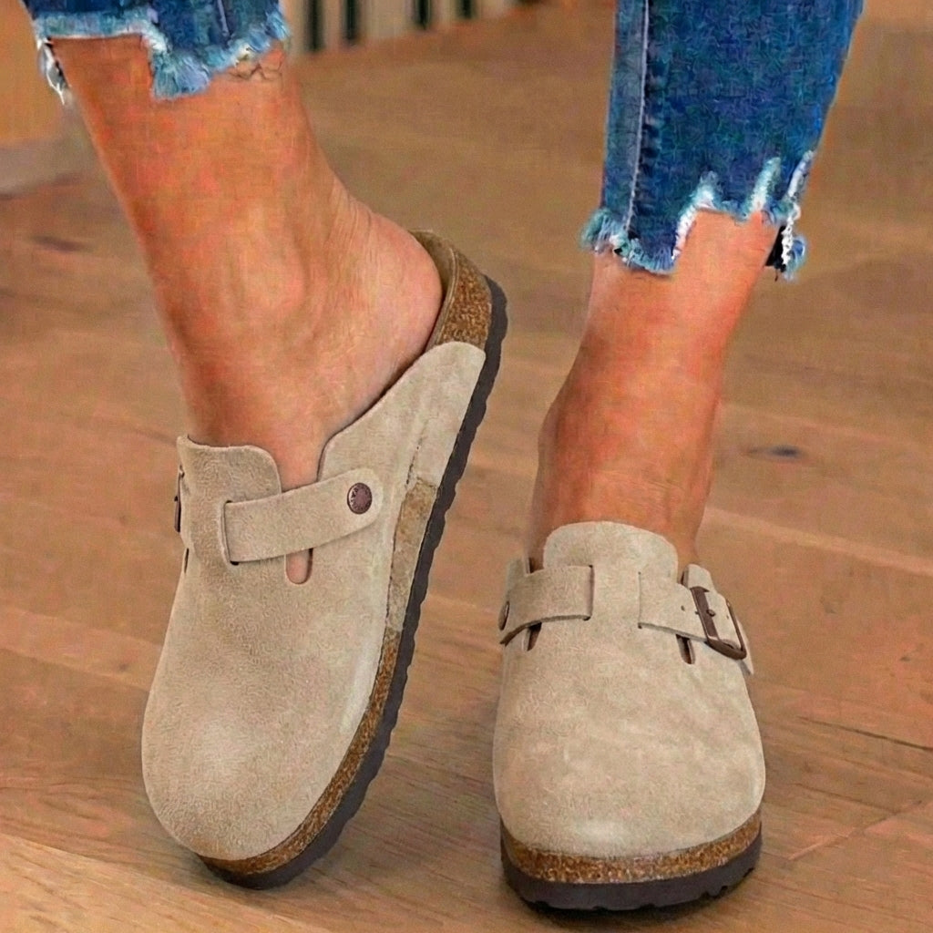 Orthopädische Wildleder-Korkfußbett-Clogs - Einzelne Schnalle Detail