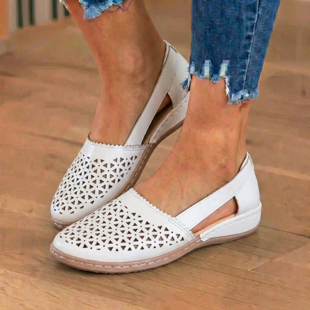 Orthopädische Leder-Slip-On-Loafer - Geometrisches Laserschnitt-Muster