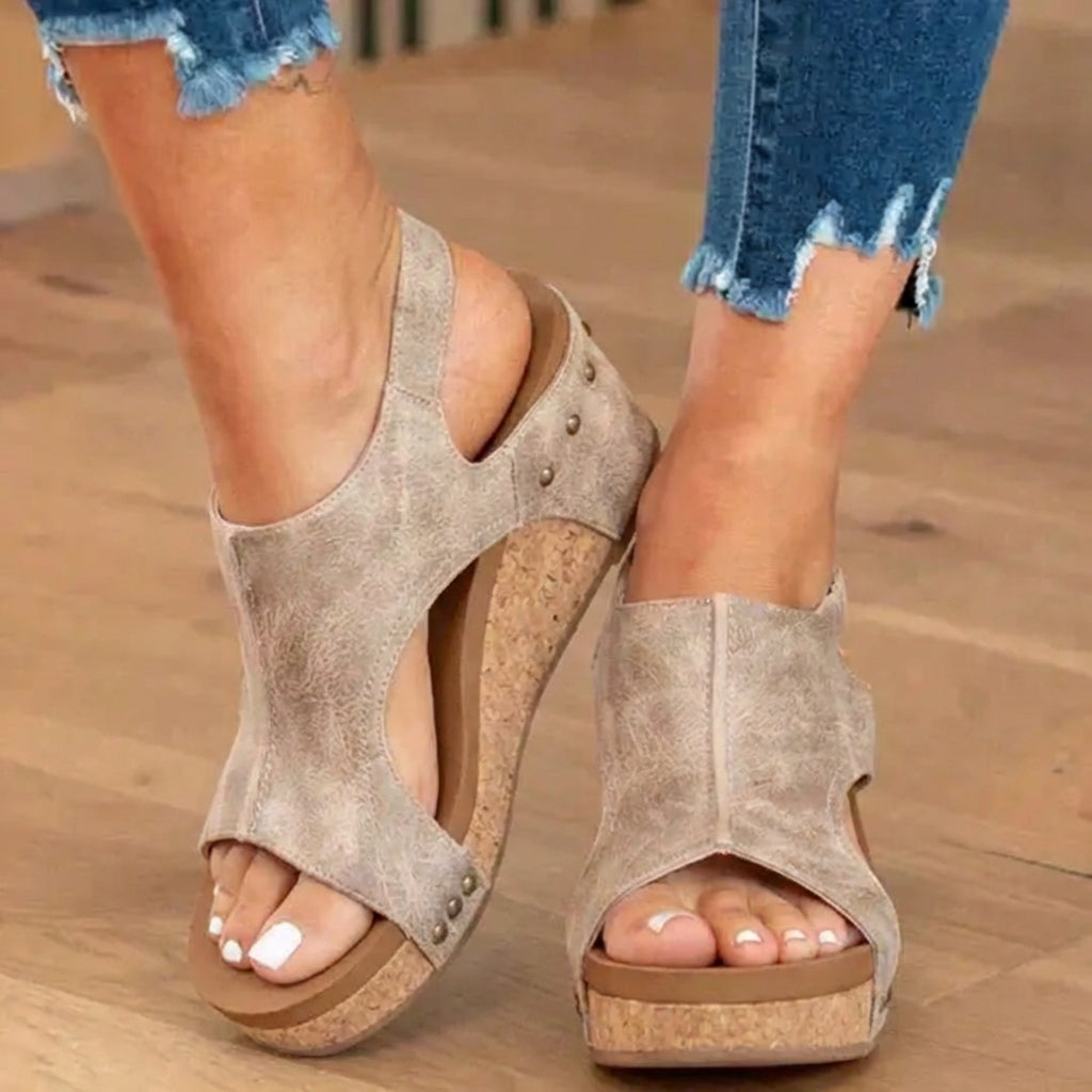 Orthopädische Leder-Nieten-Plateaukeilabsätze - Kork- & Ausschnitt-Design
