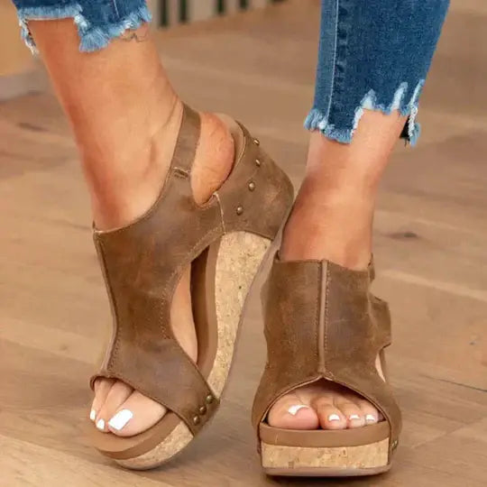 Orthopädische Leder-Nieten-Plateaukeilabsätze - Kork- & Ausschnitt-Design
